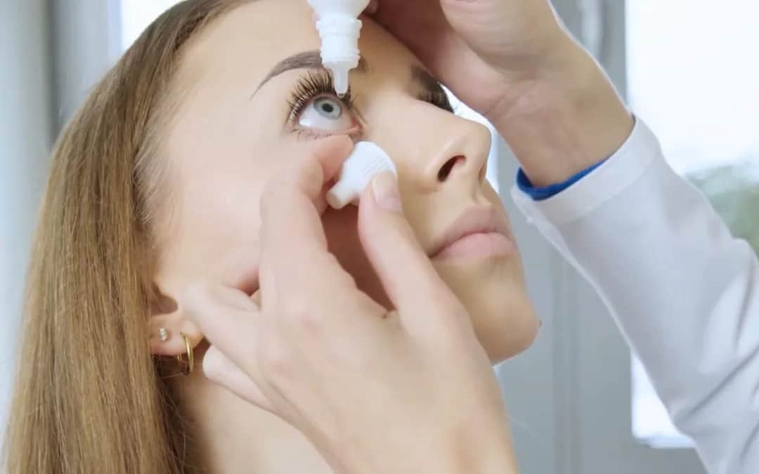 Zakraplanie oczu u okulisty: Po co? Wszystko o badaniu po kroplach