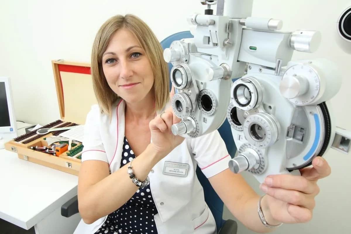 Kto bada wzrok w Vision Express? Okulista czy optometrysta?