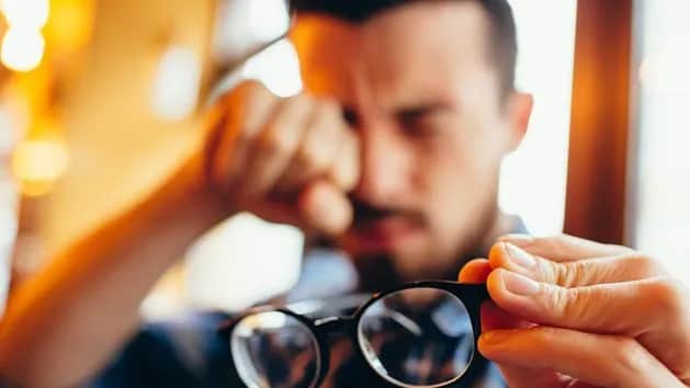 Astygmatyzm 0,5 D: Czy musisz nosić okulary? Ekspert radzi