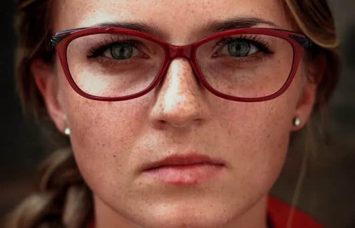 Czerwone oprawki: Kto je nosi? Dopasuj do urody i osobowości!